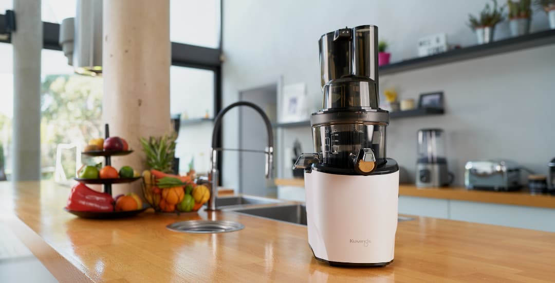 Extracteur de jus Kuvings Revo830 sur plan de travail 